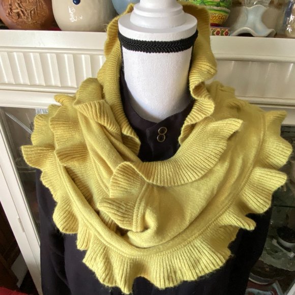 NWT~Collection eighteen Ruffled Knit Scarf - Picture 4 of 10